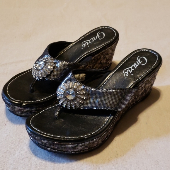 Grazie Shoes - ⌛5 for $20⌛ Grazie Wedge Sandal